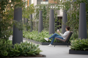 jardin-urbain-panneaux-personne-cafe