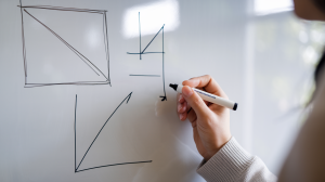 tableau-blanc-diagrammes-mains-marquage