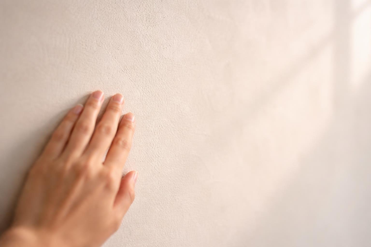 mur-stucco-lumiere-main-surface