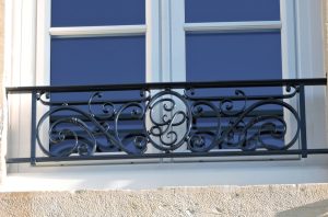 Rénover une maison ancienne : comment sécuriser les fenêtres sans dénaturer la façade ?