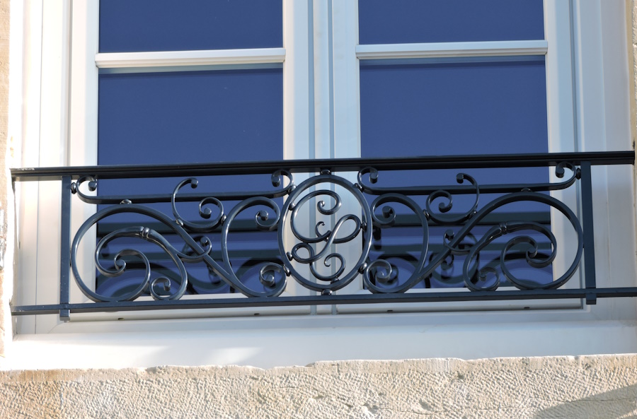Rénover une maison ancienne : comment sécuriser les fenêtres sans dénaturer la façade ?