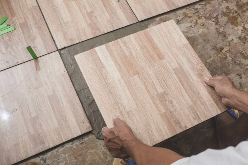 Carrelage avec imitation bois : la chaleur du parquet sans ses fragilités