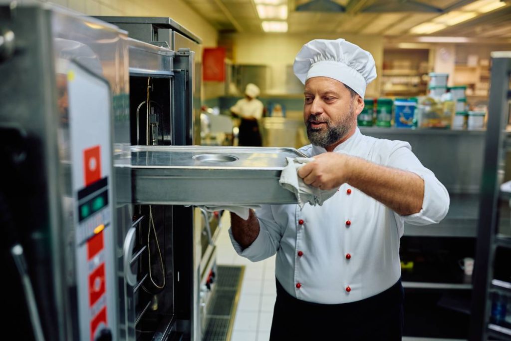 Four professionnel en cuisine : bien l'adapter à son activité