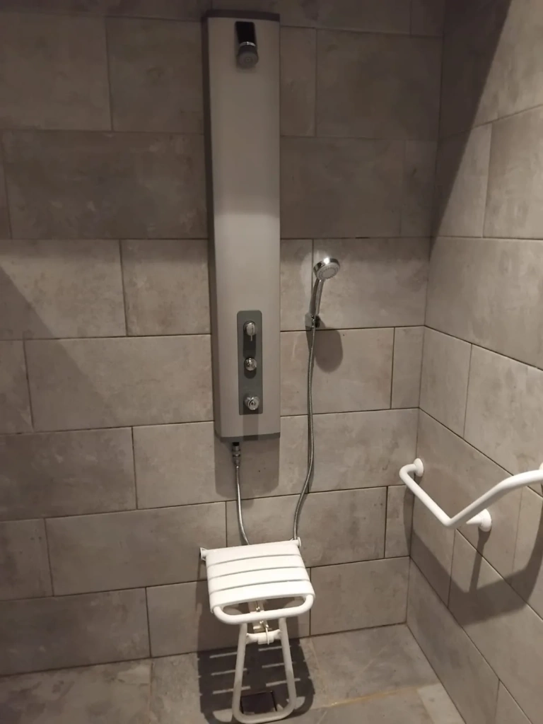 Douche PMR : comment adapter sa salle de bain pour rester autonome chez soi